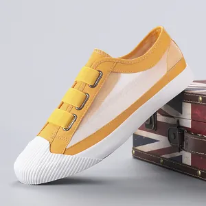 Atmungsaktive Herren-Slipper aus Mesh in Gelb mit weißer Gummisohle für den Sommer