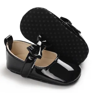 Detailansicht der schwarzen Baby-Lederpumps mit Schleife und rutschfester Gummisohle