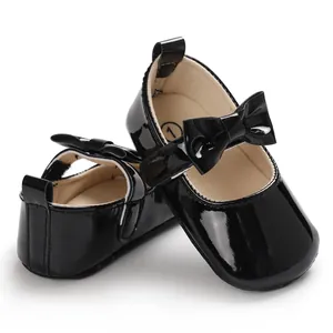 Detailansicht der schwarzen Baby-Lackschuhe im Mary-Jane-Stil mit Schleife und weicher Sohle