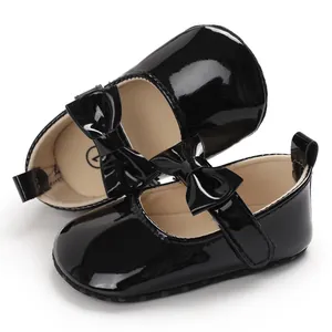 Detailansicht der schwarzen Lackleder-Babyschuhe Mary Jane mit niedlicher Schleife