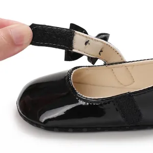 Detail des Baby-Prinzessin-Schuhs mit Klettverschluss und glänzendem Lackleder