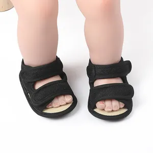 Primer plano detallado de sandalias de malla negra para bebé con doble cierre de velcro verano