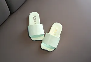 Chanclas infantiles verde menta de estilo coreano con plantilla estampada