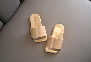 Vista macro de chanclas de verano beige brillante para niños de estilo coreano