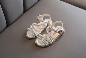 Elegante weiße Mädchensandalen mit Perlenriemen und Strasssteinen für den Sommer