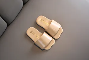 Detalle de chanclas de verano beige para niños, para uso en interiores y exteriores.