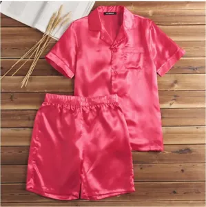 Herren Schlafanzug-Set aus rosa Satin mit Kurzarmhemd und passender kurzer Hose