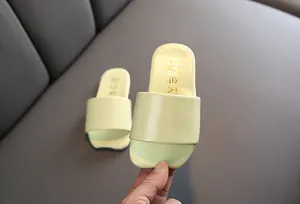 Primer plano de chanclas de verano amarillas ligeras para niños, interior y exterior