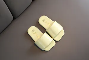 Chanclas para niños estilo coreano amarillo pálido con acabado de cuero premium
