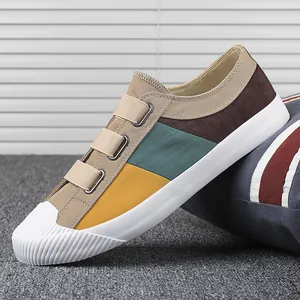 Ανδρικά πάνινα παπούτσια slip-on με χρωματιστές επιφάνειες και λευκή ανάγλυφη μύτη