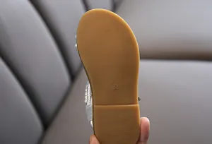 Detailansicht der rutschfesten Gummisohle mit Größenmarkierung für Mädchen-Sandalen mit Perlen.