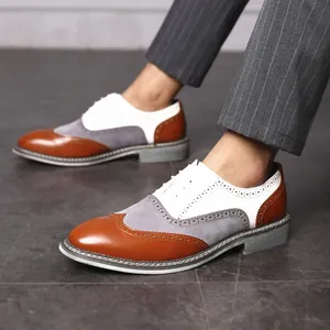 Détail des chaussures richelieu tricolores pour hommes avec patchwork marron, gris et blanc