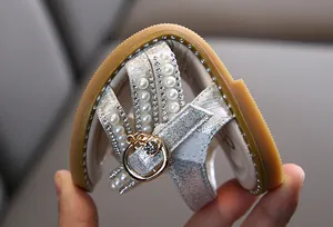 Nahaufnahme einer flexiblen silbernen Mädchen-Sandale mit Perlen und Strass