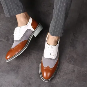 Vue détaillée des richelieus brogue tricolores pour hommes avec perforations élégantes