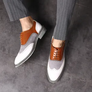 Gros plan de chaussures richelieu tricolores pour hommes avec un élégant motif bout golf