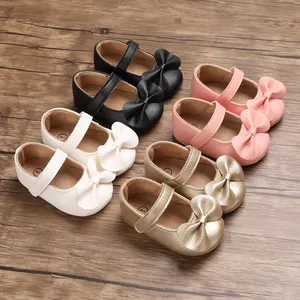 Vue détaillée de chaussures de marche princesse pour bébé avec nœuds en quatre couleurs