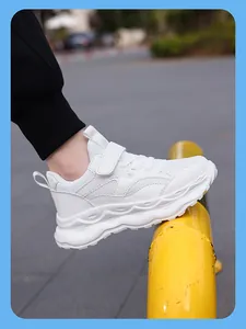 Detailansicht der weißen Mesh-Kindersneaker mit atmungsaktivem Material und Klettverschluss