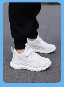 Detaillierte Seitenansicht weißer Kinder-Mesh-Sneaker mit robusten Klettverschlüssen.