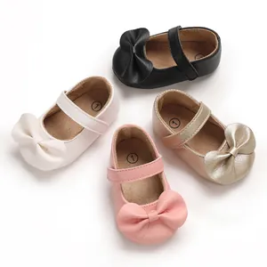 Détail de chaussures de marche pour bébé fille avec nœuds en plusieurs couleurs