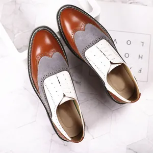 Vue de dessus de chaussures brogues patchwork tricolores marron, gris et blanc pour homme.