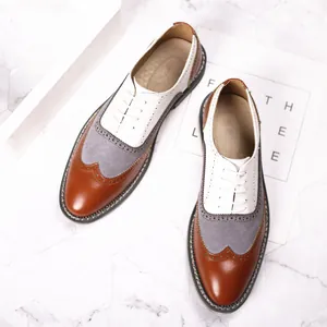 Vue détaillée de chaussures brogues tricolores pour hommes avec motifs perforés élégants.