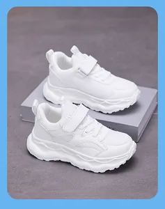 Detailansicht der weißen atmungsaktiven Mesh-Kindersneaker mit Klettverschluss.