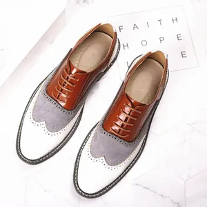 Vue de dessus de chaussures richelieu tricolores à bout pointu avec des détails perforés