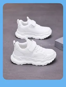 Nahaufnahme weißer Kindersneaker mit atmungsaktivem Mesh und dicken Wellensohlen