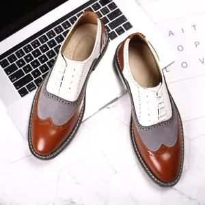 Vue détaillée des chaussures richelieus tricolores avec des motifs perforés chic