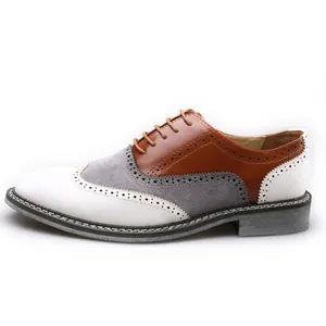 Vue détaillée de richelieus tricolores pour hommes en cuir blanc, gris et marron.