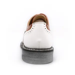 Vue arrière détaillée de chaussures brogues classiques en cuir blanc et marron pour homme.