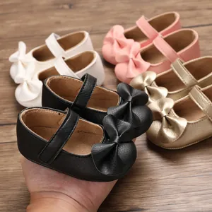 Détail des chaussures de princesse pour bébé avec nœuds papillon en plusieurs couleurs