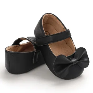 Vue détaillée de chaussures de marche Mary Jane noires pour bébé avec un grand nœud décoratif