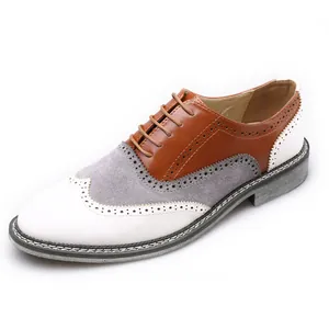 Vue détaillée d'une chaussure richelieu tricolore pour homme au style professionnel et décontracté