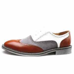 Vue latérale de chaussures richelieu tricolores pour hommes avec détails richelieu