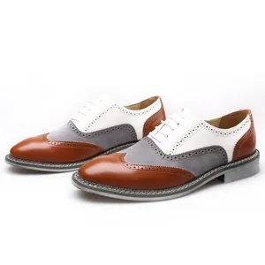 Détail des chaussures richelieus tricolores pour hommes en cuir marron et blanc