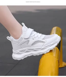 Atmungsaktiver weißer Mesh-Kindersneaker mit stylischem, welligem, dickem Sohldesign
