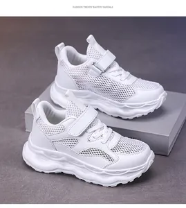 Detailansicht der atmungsaktiven weißen Mesh-Sneaker für Kinder mit dicken Wellensohlen