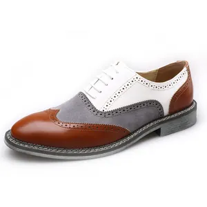 Vue latérale détaillée des chaussures richelieu bicolores en cuir pour hommes avec perforations