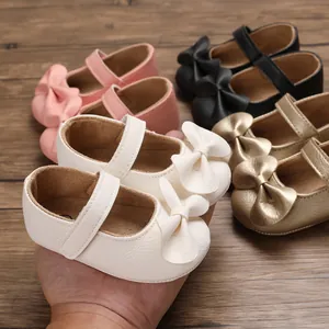 Gros plan de chaussures de princesse à nœud pour bébé fille en plusieurs couleurs