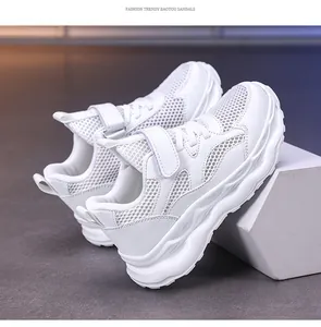 Detailansicht weißer, atmungsaktiver Mesh-Sportschuhe für Jungen mit Klettverschluss