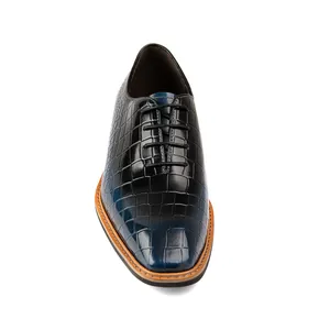 Vooraanzicht van herenschoenen van leer met blauw en zwart krokodillenpatroon