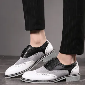 Vue détaillée de chaussures brogues tricolores pour hommes avec suède et cuir élégant