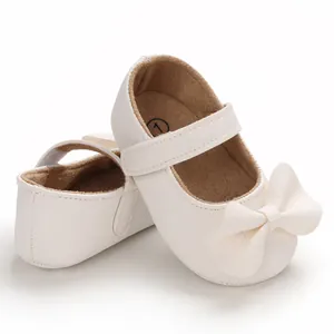 Chaussures de marche souples pour bébé fille, style princesse avec nœud papillon blanc.