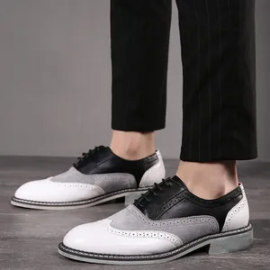 Détail de chaussures brogue tricolores avec des perforations décoratives élégantes