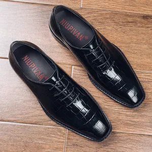Detail van zwarte lakschoenen met krokodillenpatroon en vetersluiting voor heren