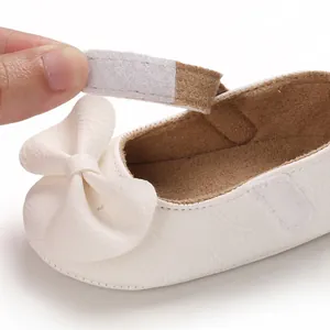Vue détaillée de la fermeture auto-agrippante sur la chaussure de princesse pour bébé