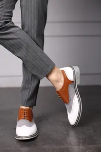 Vue détaillée des chaussures brogue tricolores pour hommes avec panneaux en cuir marron et gris