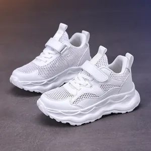 Leichte atmungsaktive weiße Mesh-Sneaker für Kinder mit stabilem Klettverschluss