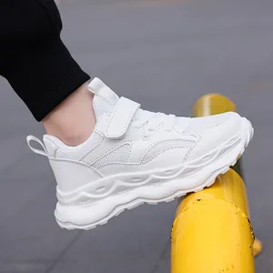 Atmungsaktive weiße Mesh-Sportschuhe für Kinder mit praktischem Klettverschluss für Schule